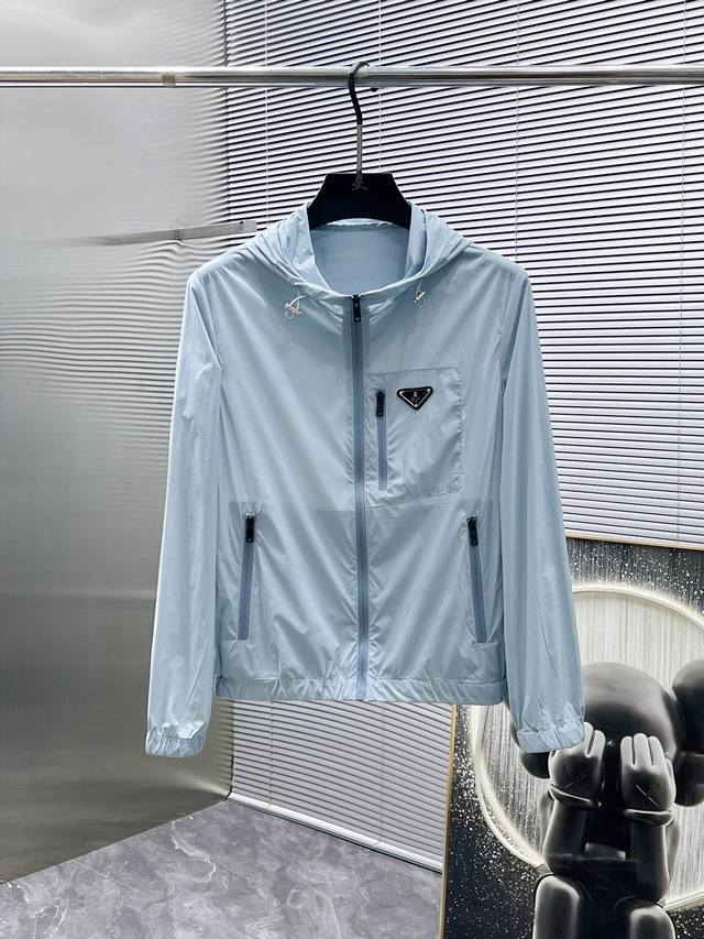 普拉达 prada 2025Ss春夏新款男士连帽 防晒服 夹克 外套 高端版本 专柜定制面料 透气舒适度高 细节无可挑剔 品牌元素设计理念 体现高品质 手感细腻