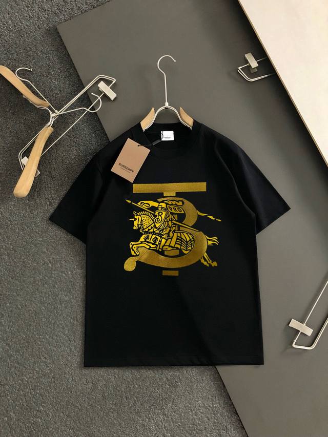 Bbr 2025春夏新款首发专柜最新款短袖圆领T恤 高端订制 设计前卫时尚 品牌Logo重工艺设计 高端定制面料.手感柔软.穿着舒适.专柜级别精致车线.做工精细