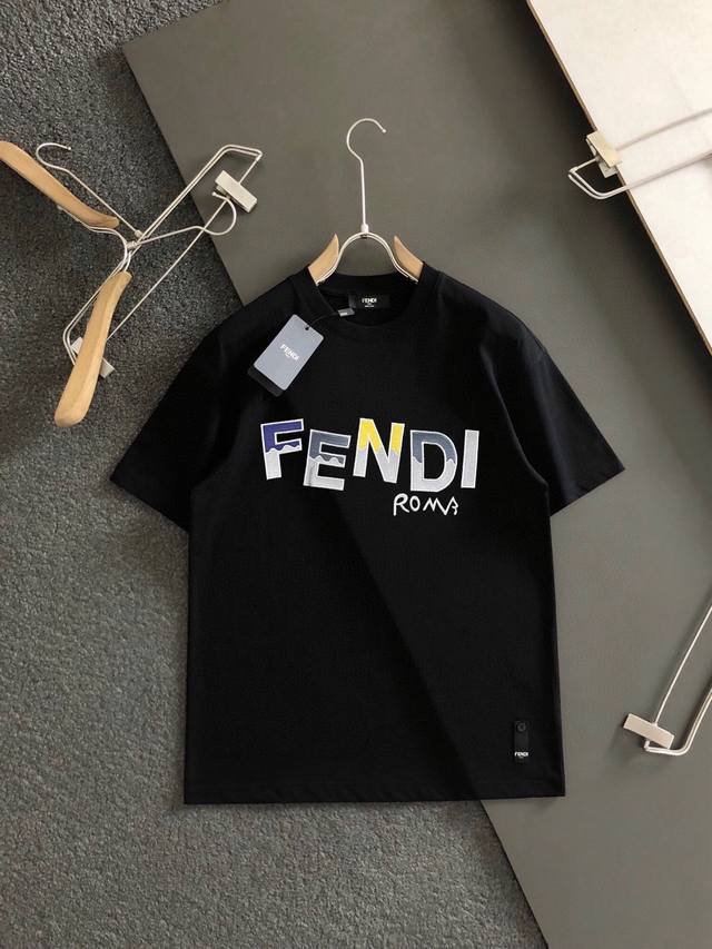 Fd 2025春夏新款首发专柜最新款短袖圆领T恤 高端订制 设计前卫时尚 品牌Logo重工艺设计 高端定制面料.手感柔软.穿着舒适.专柜级别精致车线.做工精细.