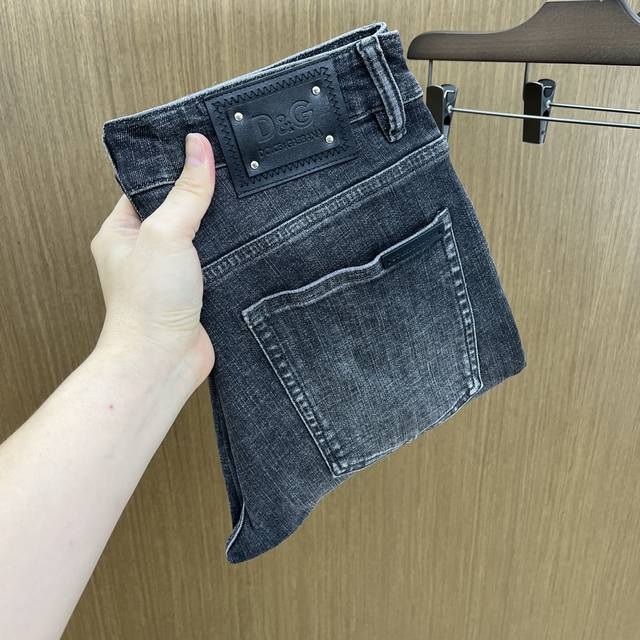 新品 Dg 高端定制 25Ss春夏最新款原牛仔裤 柜台同步发售 原版定制复刻 客供五金辅料 原单品质 进口牛仔面料重工洗水 做工走线精细 上身绝佳 优选单品Fc