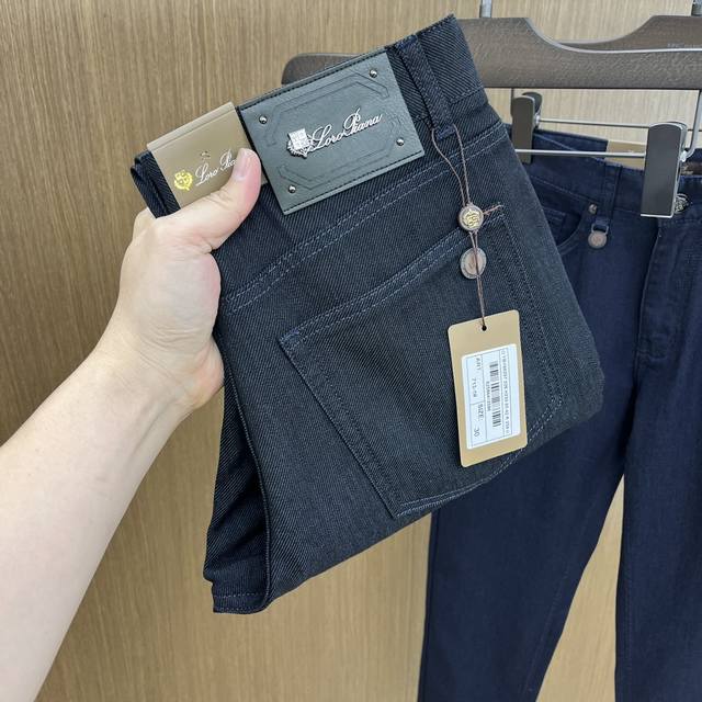 Lp2540Ss春夏新品 官网同步有售 男士高端商务休闲西裤 高端进口面料 带弹力 后面采用硅胶字母压胶 五搭配 即经典又时尚 合体裁缝 上身效果无约束感 舒适