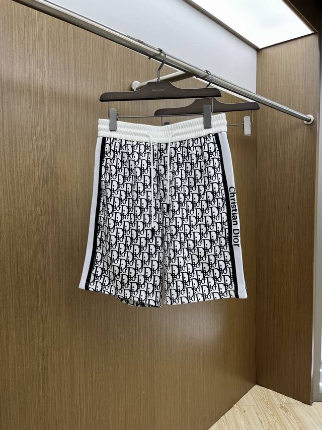 Cd 2540春夏新款男士休闲短裤 高端货简洁时尚大方 定制原版进口面料 简洁利落又清爽 品质做工细节经得起任何形式检验简约大方百搭款 上身优雅帅气 焕然一新的