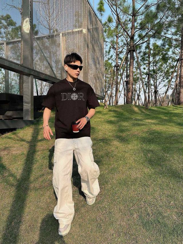迪家 2025春夏新款首发专柜最新款短袖圆领T恤 高端订制 设计前卫时尚 品牌Logo重工艺设计 高端定制面料.手感柔软.穿着舒适.专柜级别精致车线.做工精细.