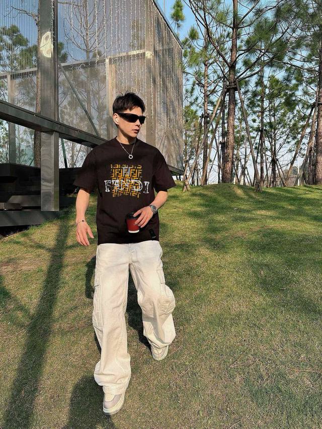 芬家 2025春夏新款首发专柜最新款短袖圆领T恤 高端订制 设计前卫时尚 品牌Logo重工艺设计 高端定制面料.手感柔软.穿着舒适.专柜级别精致车线.做工精细.