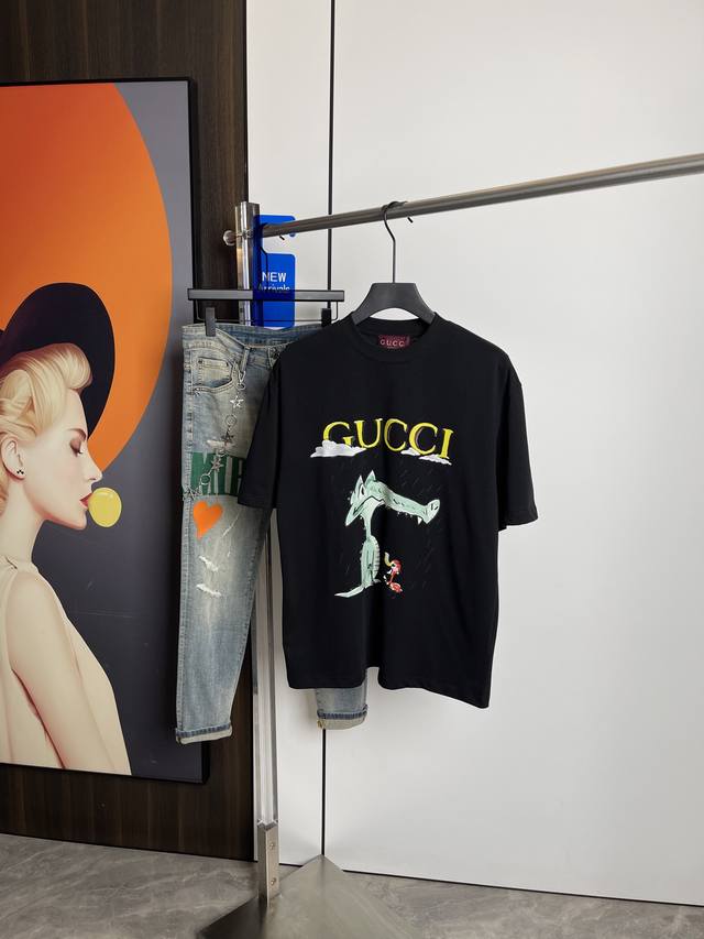 Gucci2025夏季新品短袖T恤 一比一原版印花.三标齐 简约百搭款 纯棉面料.穿着透气舒适 黑白两色 微阔版型.男女同款 码数 M-Xxl M码可以穿到14