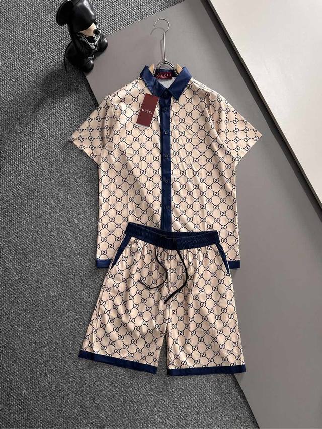 2025 夏季新款Gucci 古奇 印花翻领短袖衬衣套装 高端版本 定制面料 透气舒适度高 细节无可挑剔 体现高品质 手感细腻柔软 呈现休闲裁剪 上身版型超好