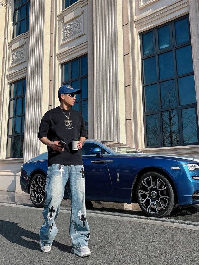 25Ss 巴黎*兰博联名限定新款圆领短袖T恤 选用330克双纱平织棉面料打造 3D立体植绒印花工艺 螺纹针织领口 男女同款 码数 S-2Xl 颜色 黑 白两色