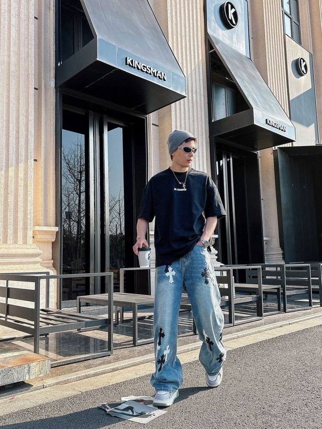 25Ss Jil Sander情人节限定新款圆领短袖T恤 选用330克双纱平织棉面料打造 3D立体植绒印花工艺 螺纹针织领口 男女同款 码数 S-2Xl 颜色