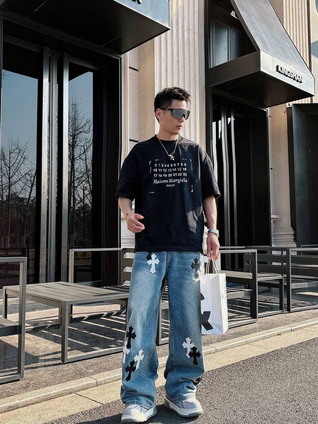 25Ss Maison Margiela新款圆领短袖T恤 选用330克双纱平织棉面料打造 马吉拉数字印花 螺纹针织领口 男女同款 码数 S-2Xl 颜色 黑 白