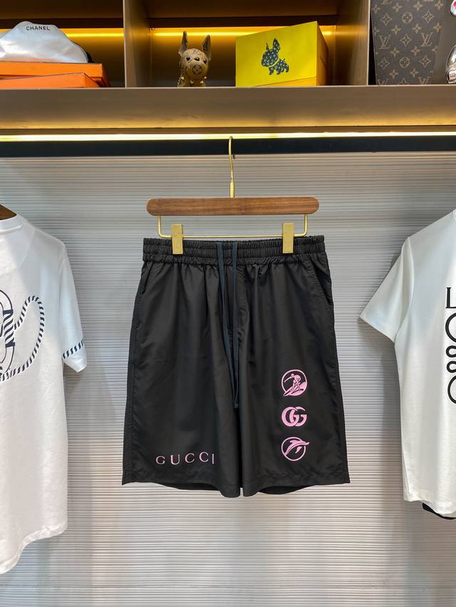Gu25Ss春夏新款经纬弹塑缎面抽绳短裤 男士粉色海豚标识印花休闲运动速干短裤 贸易公司渠道稀出 同步官网发售11090Rmb 2025春夏系列中的热门短裤 融