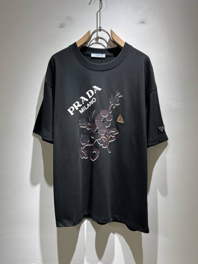 prad*A普*达2025春夏新款男女同款短袖T恤 最新款全网独家首上 ~既经典有时尚百搭 谁不爱啊 将经典再次展现 非常的耐看 自带低奢光环与辨识度 pr*D