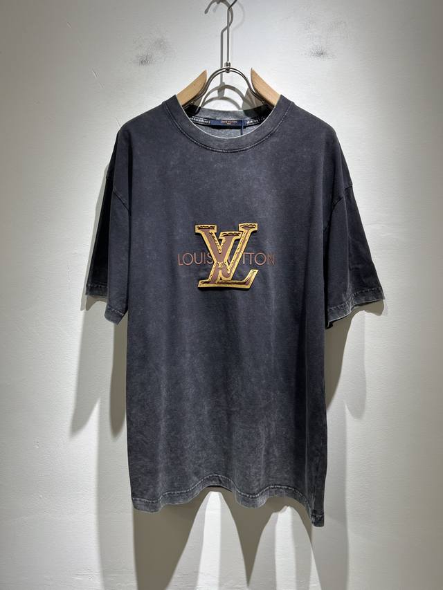 Louisvuitt*路易*登 2025春夏全新系列单品上线 非常时髦前卫的一款男女同款短袖T恤 标识Logo图案压胶修饰 区别于以往的不同 宣示品牌传承多年的