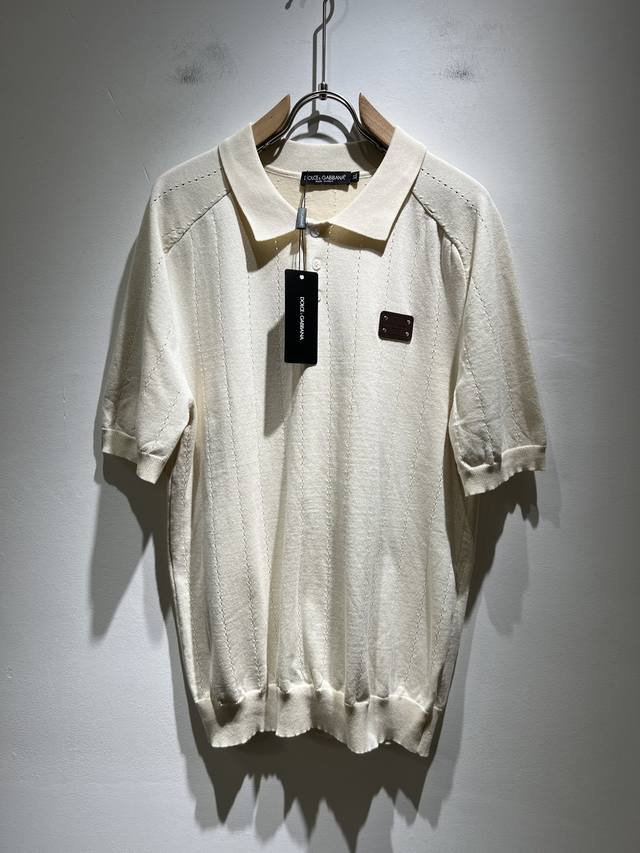 Dolce&Gabba*A 杜嘉*纳2025春夏新款短袖针织衫 专柜同步发售 定制专属纯棉面料 胸前皮革Logo设计 简约大方 从容百搭 档次极高 完美融入时尚