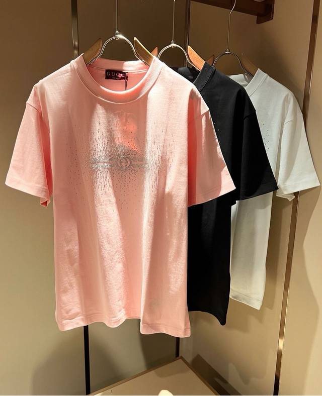 Gucc*古家 2025春夏系列基础圆领套头短袖T恤 男女同情侣款休闲宽松棉质圆领短袖T恤衫 贸易公司渠道稀出 同步官网发售 2025春夏最新系列 经典时尚设计