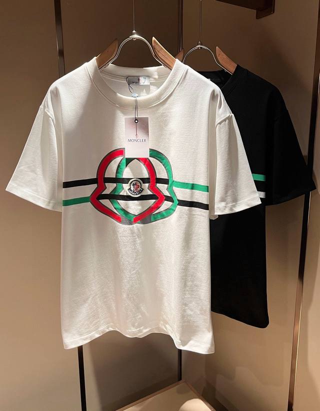 Moncler蒙家 2025春夏最新男女同款贸易订单短袖T恤 全品相 网红款 采用Logo图案印花设计 上身舒适透气 不僵硬 整体有着丰富的立体感 品质出口订单