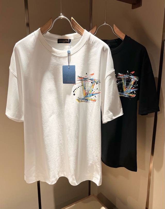 Louisvuitt*路易*登 2025春夏全新系列单品上线 非常时髦前卫的一款男女同款短袖T恤 标识Logo图案印花工艺修饰 区别于以往的不同 宣示品牌传承多