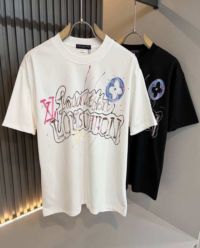 Louisvuitt*路易*登 2025春夏全新系列单品上线 非常时髦前卫的一款男女同款短袖T恤 标识Logo图案印花修饰 区别于以往的不同 宣示品牌传承多年的