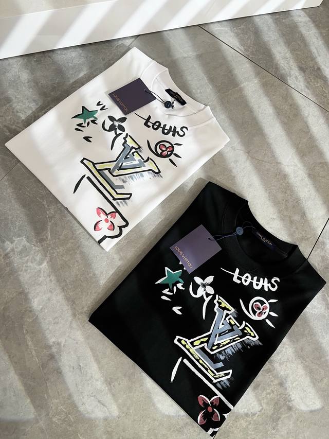 Louisvuitt*路易*登 2025春夏全新系列单品上线 非常时髦前卫的一款男女同款短袖T恤 标识Logo图案印花工艺修饰 区别于以往的不同 宣示品牌传承多