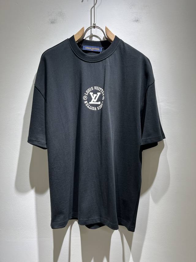 Louisvuitt*路易*登 2025春夏全新系列单品上线 非常时髦前卫的一款男女同款短袖T恤 标识Logo图案压胶印花修饰 区别于以往的不同 宣示品牌传承多