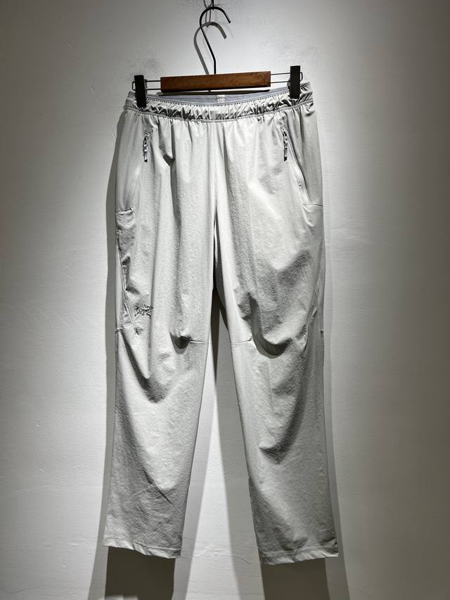 Arcter*X始*祖鸟 2025春夏新款休闲运动风格休闲裤 户外品牌可能大家第一想到的就是加拿大鹅 始祖鸟 给人一种标签试的感觉 除了在款式设计上颇有造诣之外