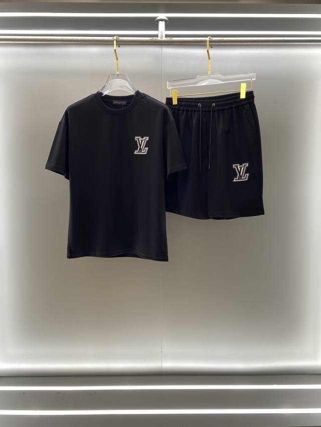 Lv 路易威登 高端定制 2025春夏新款首发专柜最新款短袖短裤休闲套装 高端订制 设计前卫时尚 品牌Logo重工艺设计 高端定制纯棉面料.手感柔软.穿着舒适.