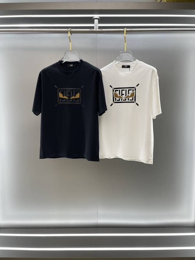 芬家高定面料 250克纯棉 2025春夏专柜新品短袖3D立体印花 凹凸分明 时尚经典圆领短袖袖口下摆采用无痕设计 时尚单品设计 更加时尚舒适 高标准定制 上身非