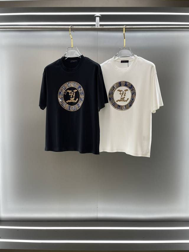 驴家高定面料 250克纯棉 2025春夏专柜新品短袖3D立体印花 凹凸分明 时尚经典圆领短袖袖口下摆采用无痕设计 时尚单品设计 更加时尚舒适 高标准定制 上身非