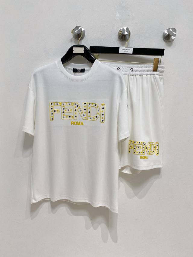 Fendi 芬迪 高端定制 2025春夏新款首发专柜最新款短袖短裤休闲套装 高端订制 设计前卫时尚 品牌Logo重工艺设计 高端定制纯棉面料.手感柔软.穿着舒适