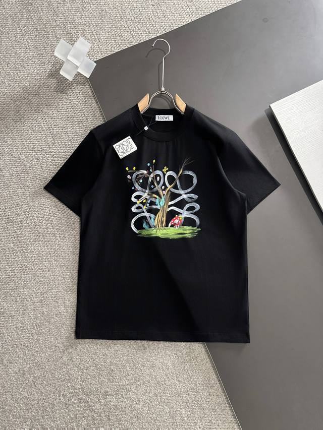 罗意威 25Ss春夏新款首发专柜最新款短袖圆领T恤 高端订制 设计前卫时尚 品牌Logo重工艺设计 高端定制230克面料.手感柔软.穿着舒适.专柜级别精致车线.