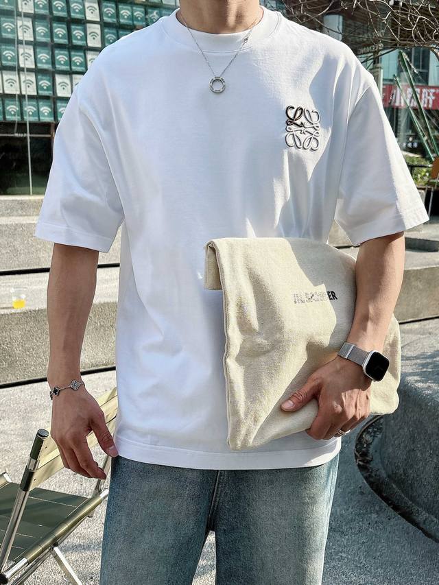 罗意威 2025春夏新款首发专柜最新款短袖圆领T恤 高端订制 设计前卫时尚 品牌Logo重工艺设计 高端定制丝光云朵棉面料.手感柔软.穿着舒适.专柜级别精致车线