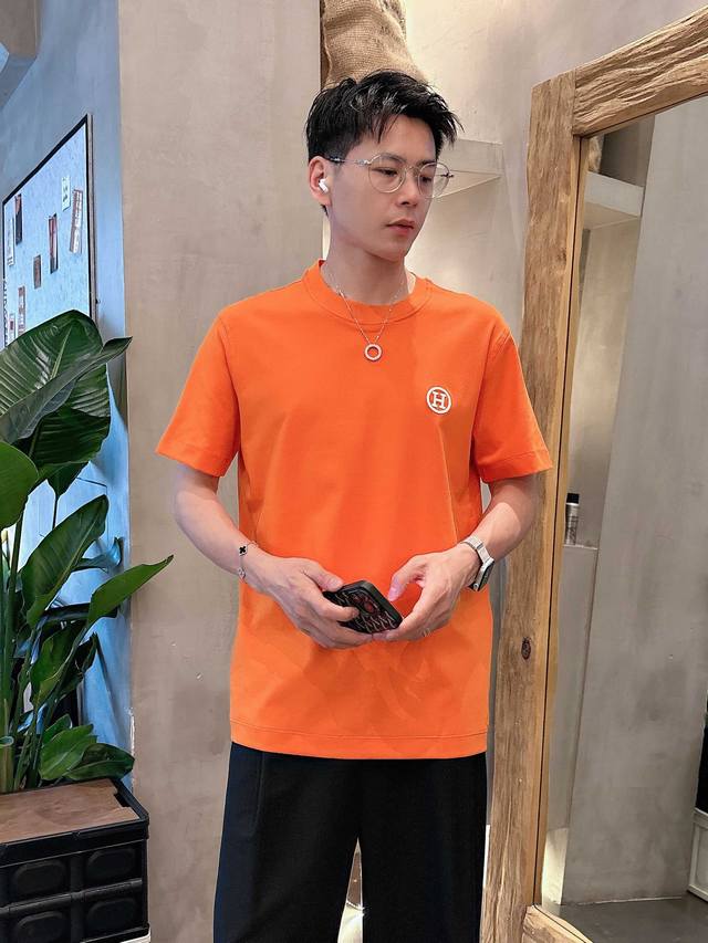 爱马仕 2025春夏新款首发专柜最新款短袖圆领T恤 高端订制 设计前卫时尚 品牌Logo重工艺设计 高端定制丝光云朵棉面料.手感柔软.穿着舒适.专柜级别精致车线