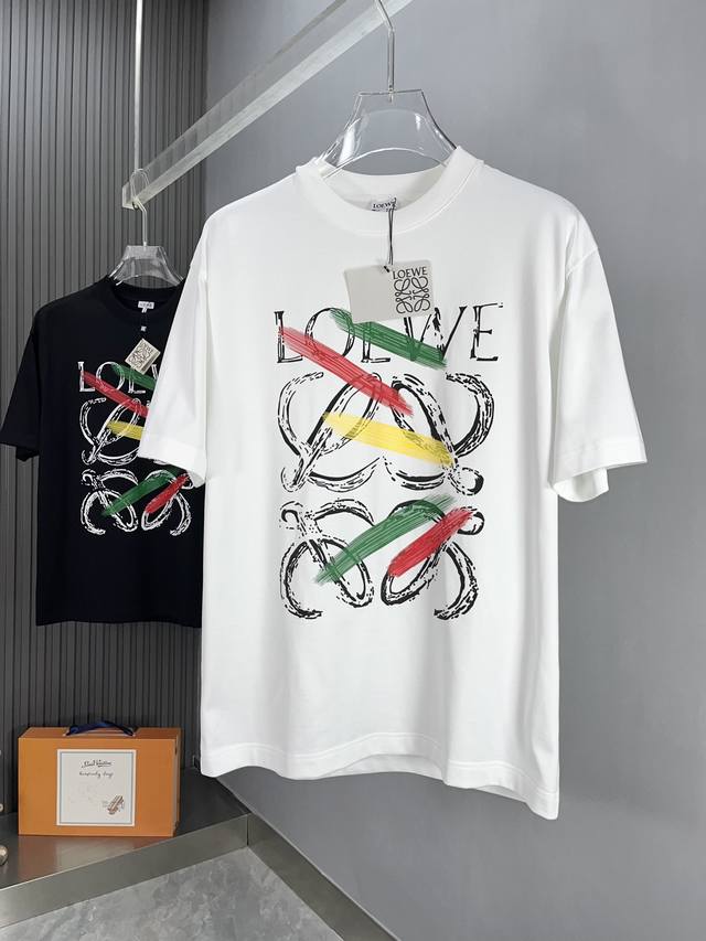 罗意威 2025春夏新款首发专柜最新款短袖圆领T恤 高端订制 设计前卫时尚 品牌Logo重工艺设计 高端定制丝光云朵棉面料.手感柔软.穿着舒适.专柜级别精致车线
