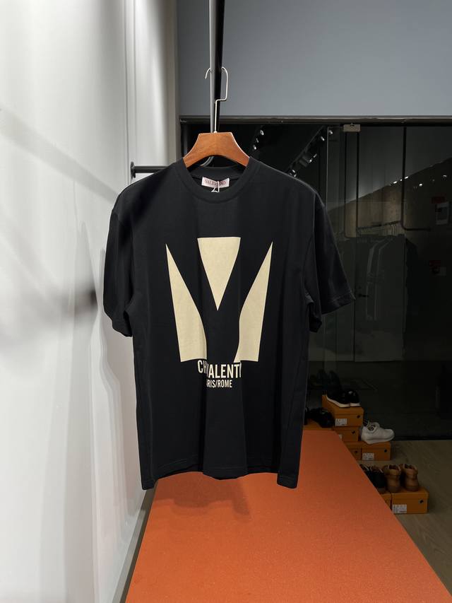 新款 Val**华伦时尚新潮双丝光棉T恤.内搭单穿的时尚好伴侣渠道精品.2025春夏印花短袖T恤 标志性的字母图案为设计特色隶属大气时尚高雅魅力的单品成就最火最