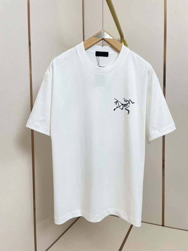 始祖鸟2025新款T恤 后福经典下摆大Logo 双层螺纹领口 肩部通肩压条 280克纯棉面料舒适透气 黑白双色 男女同款 码数S-Xxl