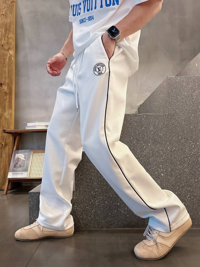 Lv# 2025 铜氨丝莫代尔空气层春夏休闲裤子 美学的焕新诠释,演绎浓郁的格调型时尚风范,细节感和设计感强悍.经典品牌标识做为色彩搭配,演绎经典的品牌时尚,为
