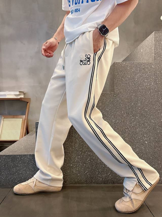 Lo# 2025 铜氨丝莫代尔空气层春夏休闲裤子 美学的焕新诠释,演绎浓郁的格调型时尚风范,细节感和设计感强悍.经典品牌标识做为色彩搭配,演绎经典的品牌时尚,为
