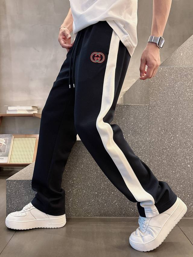 Gu# 2025 铜氨丝莫代尔空气层春夏休闲裤子 美学的焕新诠释,演绎浓郁的格调型时尚风范,细节感和设计感强悍.经典品牌标识做为色彩搭配,演绎经典的品牌时尚,为