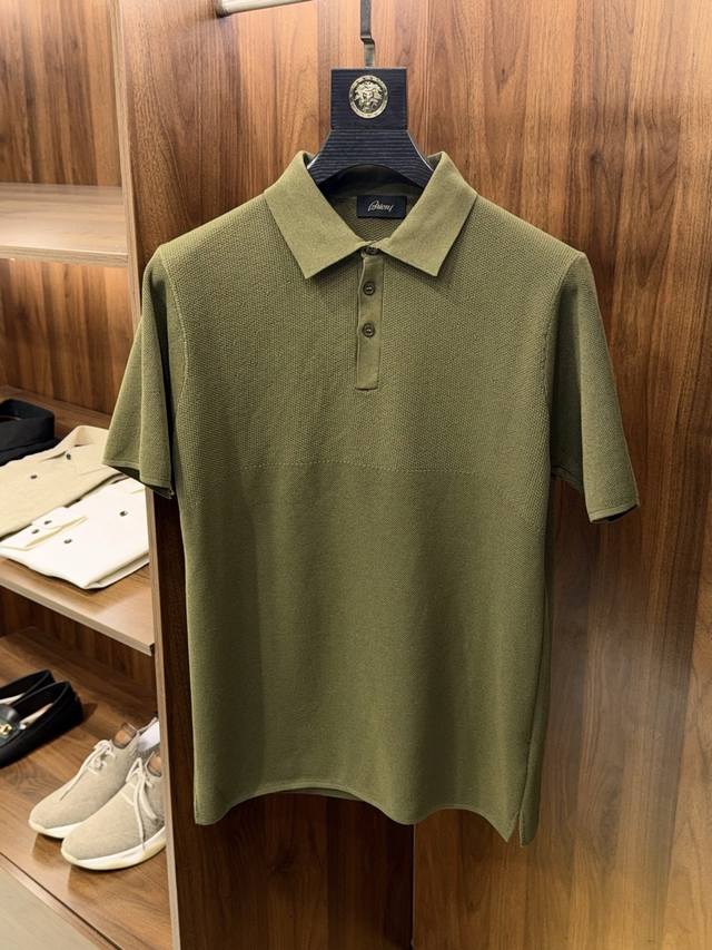 奢品缔造 甄选进口纱线珠地网眼针法加镂空跳针工艺双开叉设计翻领短袖针织polo衫奢品缔造 男士衣橱的夏日宠儿 当阳光变得炽热 夏日的时尚舞台悄然拉开帷幕 一款卓