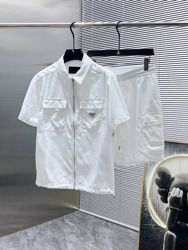 普拉达 prada 2025Ss春夏新款 休闲 短袖 短裤裤 套装 高端版本 专柜定制面料 透气舒适度高 细节无可挑剔 品牌元素设计理念 体现高品质 手感细腻柔