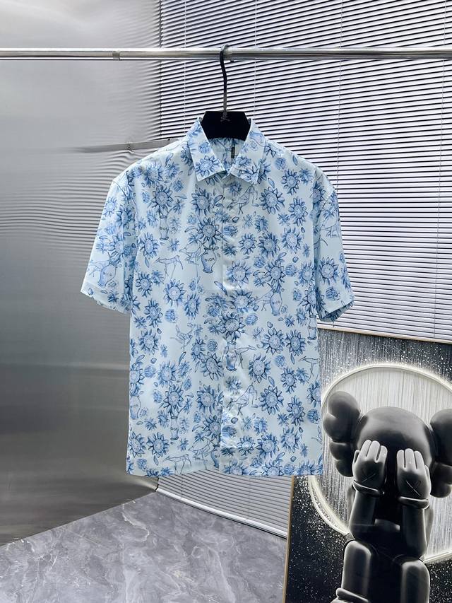 迪奥 Dior 2025Ss新款男士短袖袖 衬衫 衬衣 高端版本 专柜定制面料 透气舒适度高 细节无可挑剔 品牌元素设计理念 体现高品质 手感细腻柔软 呈现休闲