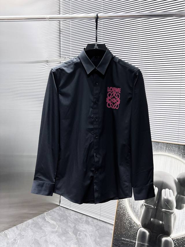 罗意威 Loewe Ss新款长袖 衬衫 衬衣 高端版本 专柜定制面料 透气舒适度高 细节无可挑剔 品牌元素设计理念 体现高品质 手感细腻柔软 呈现休闲裁剪 上身