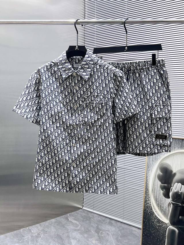 迪奥 Dior 2025Ss春夏新款 休闲 短袖 短裤裤 套装 高端版本 专柜定制面料 透气舒适度高 细节无可挑剔 品牌元素设计理念 体现高品质 手感细腻柔软