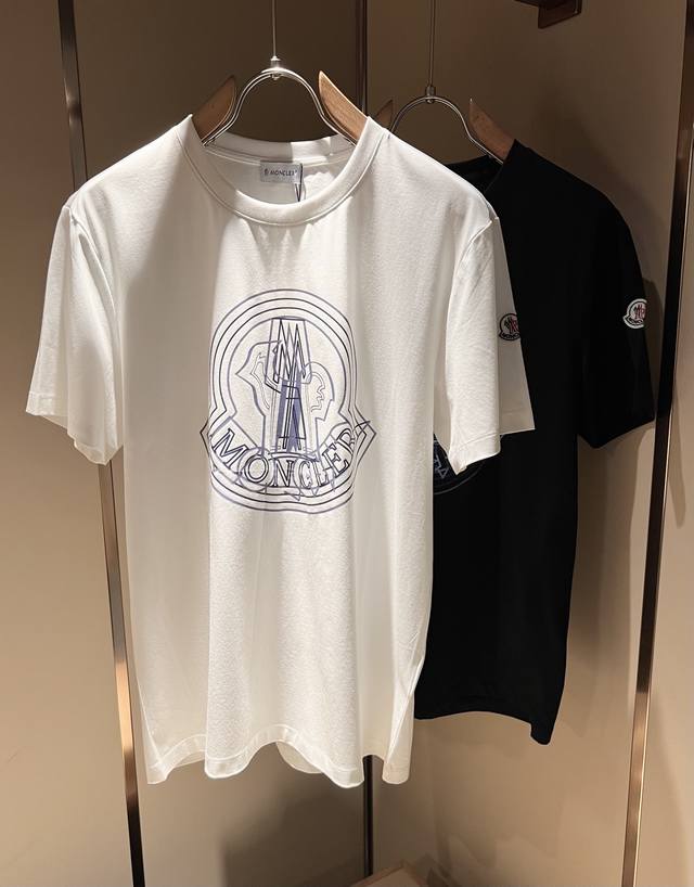 Moncler蒙家 2025春夏最新男女同款贸易订单短袖T恤 全品相 网红款 采用Logo图案印花设计 上身舒适透气 不僵硬 整体有着丰富的立体感 品质出口订单