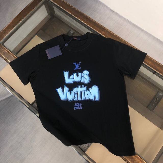 Lv 夏季新款圆领短袖T恤 270克重磅高端纯棉面料 手感质感都极完美 修身裁剪设计干净利落 时尚又好看 走线做工非常精致 版型效果超赞 而且透气性能超强 任何