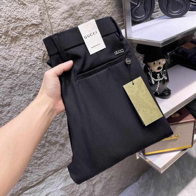 Gucci古奇 休闲裤 西裤2025Ss春夏新款 高级定制裤子专用面料 定制原版五金 重工工艺打造 车工走线精细 定制面料 柔软舒适 质感显著 辅料精美 上身效