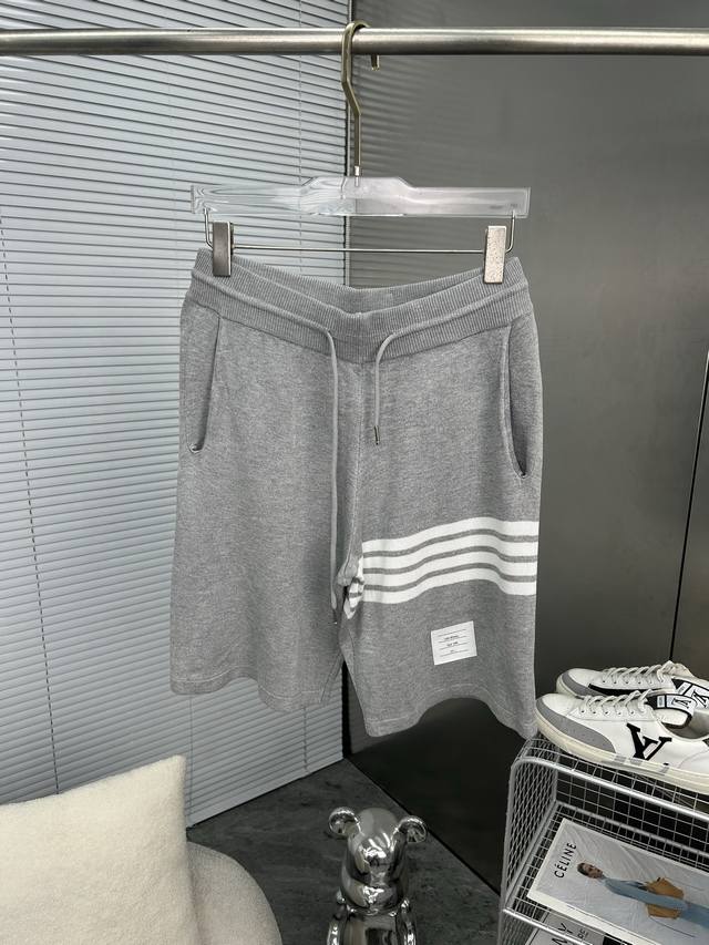 Tb汤姆布朗 2025Ss新款针织短裤 定制面料采用威化布织法 提花针织工艺 版型紧致立体 4杠拼接 定制裤绳五金质感强 顺滑 上身舒适透气 凹凸有型的立体感