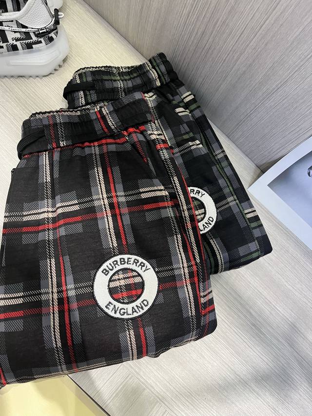 Burberry巴宝莉 休闲裤2025Ss春夏新款 特选定制科技清爽面料 定制原版五金 重工工艺打造 车工走线精细 定制面料 柔软舒适 质感显著 辅料精美 媲美