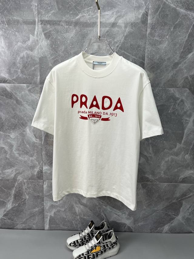 prada普拉达 2025Ss春夏高品质情侣款短袖T恤 甄选280克高克重纯棉面料 工艺品级别 辅料顶真 车线做工符合精品要求 超级好搭配 落肩款 品质及剪裁设