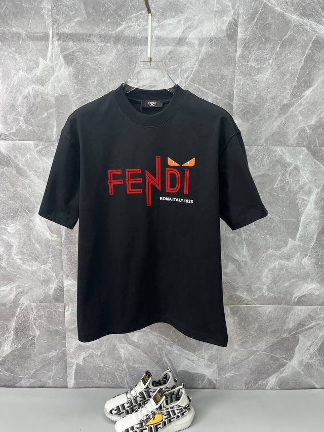 Fendi芬迪 2025Ss春夏高品质情侣款短袖T恤 甄选280克高克重纯棉面料 工艺品级别 辅料顶真 车线做工符合精品要求 超级好搭配 落肩款 品质及剪裁设计