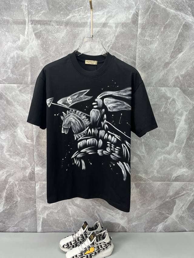 Burberry巴宝莉 2025Ss春夏高品质情侣款短袖T恤 甄选280克高克重纯棉面料 工艺品级别 辅料顶真 车线做工符合精品要求 超级好搭配 落肩款 品质及